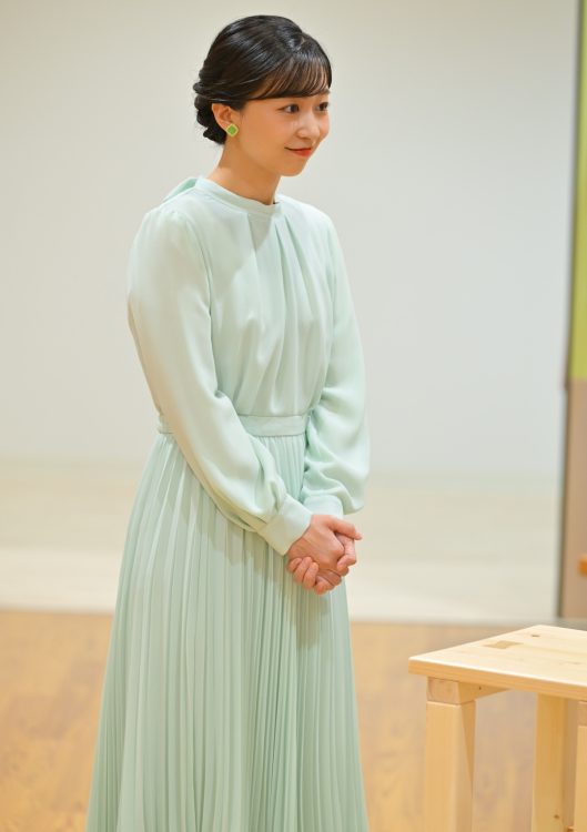 信楽焼のイヤリングをお召しに(2025年10月25日、撮影/JMPA)