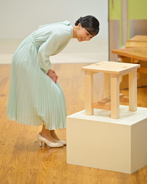 スカーフを背中で結んでガーリーに(2025年10月25日、撮影/JMPA)