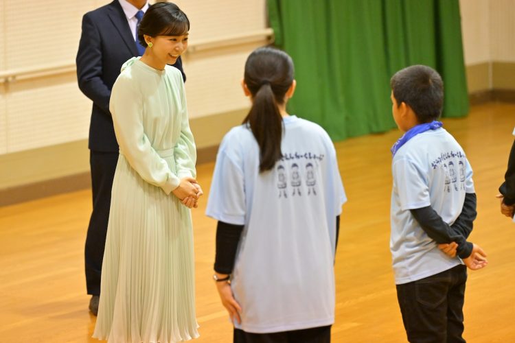 子供たちと交流された佳子さま(2025年10月25日、撮影/JMPA)