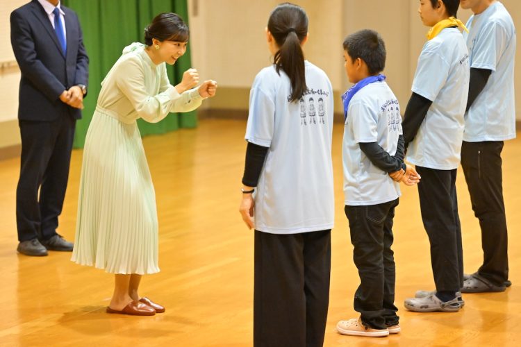 子どもたちの演奏に感想を述べられた(2025年10月25日、撮影/JMPA)