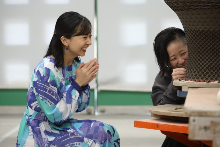 陶芸家や彫刻家らと懇談された(2025年10月26日、撮影/JMPA)