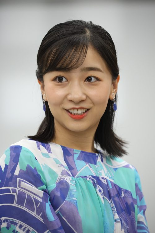 ワンピースのブルーと同じ色のドロップ型イヤリングをチョイス(2025年10月26日、撮影/JMPA)