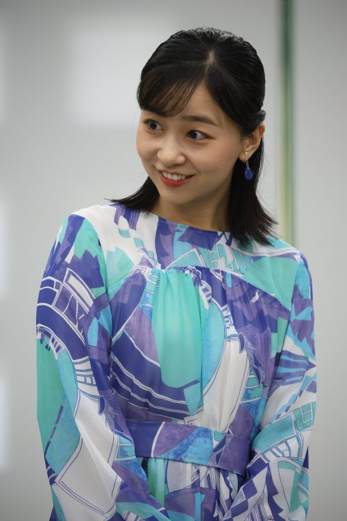 大胆な柄が美しいワンピース(2025年10月26日、撮影/JMPA)