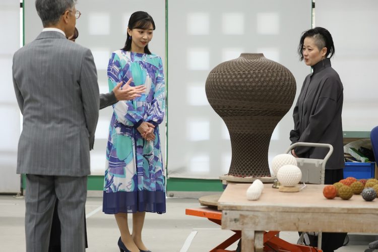 陶芸家や彫刻家の作品を視察(2025年10月26日、撮影/JMPA)