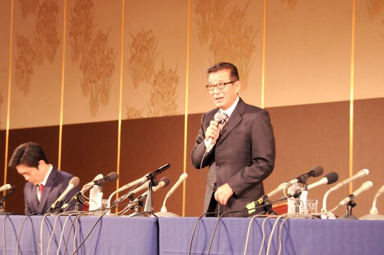大阪都構想の2度目の住民投票が否決され、松井氏(右)は記者会見で辞意を表明。吉村氏(左)は口数が少ないまま会場を後にした(2020年11月写真撮影:小川裕夫)