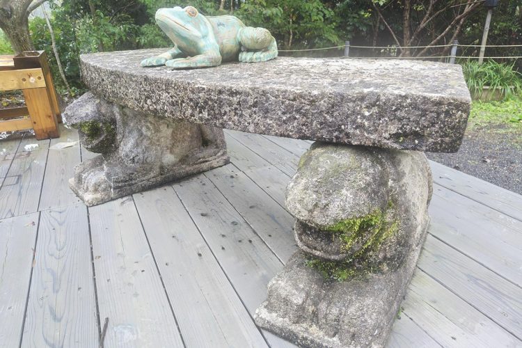 千葉県の墓苑に寄贈された八千草さん愛用の「石のベンチ」(読者提供)
