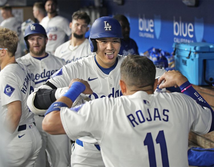 チームメイトと「デコピンポーズ」(共同通信)