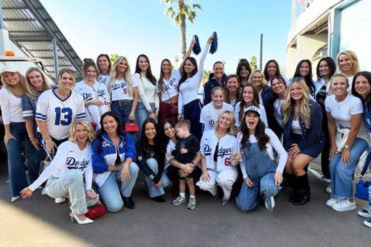 真美子さんの隣にはフリーマン選手の妻、チェルシーさんが(Instagramより)