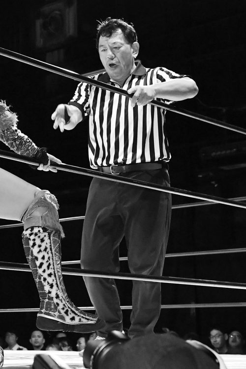 レフェリー時代の笹崎さん(共同通信社)