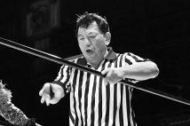 レフェリー時代の笹崎さん(共同通信社)