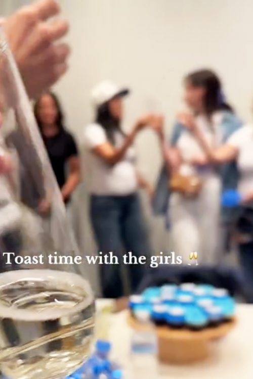 グラスを交わす姿も映っていた(TikTokより)