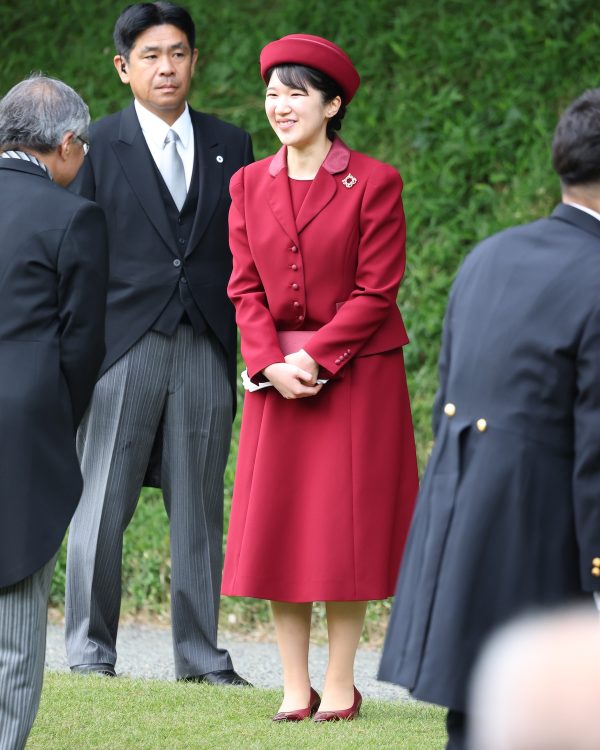 帽子、ジャケット、ヒールにツヤ感をプラス(2025年10月28日、撮影/JMPA)