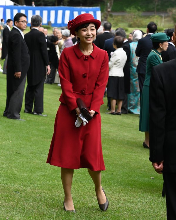 アイテムは赤と相性の良いブラウン(2025年10月28日、撮影/JMPA)