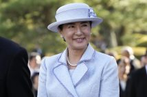 「秋の園遊会」でペールブルーを選ばれた皇后雅子さま(2025年10月28日、撮影/JMPA)