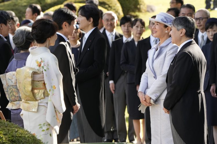 競馬騎手の武豊さん夫妻と交流された両陛下(2025年10月28日、撮影/JMPA)