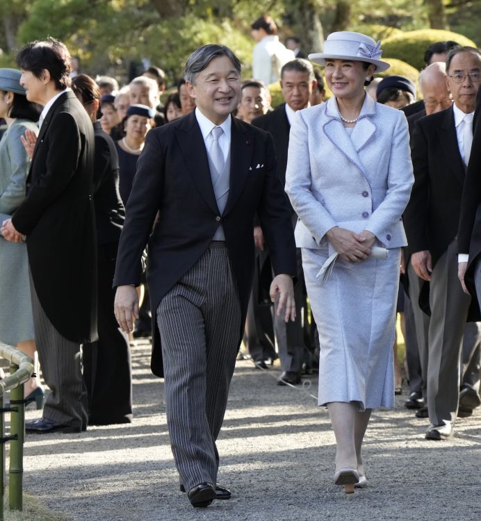 雅子さまのセットアップと天皇陛下のネクタイがリンク(2025年10月28日、撮影/JMPA)