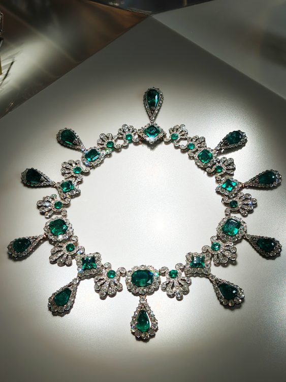 盗品のなかには、ナポレオンが妻マリー・ルイーズに贈ったエメラルドとダイヤモンドのネックレスも含まれる（写真／アフロ）