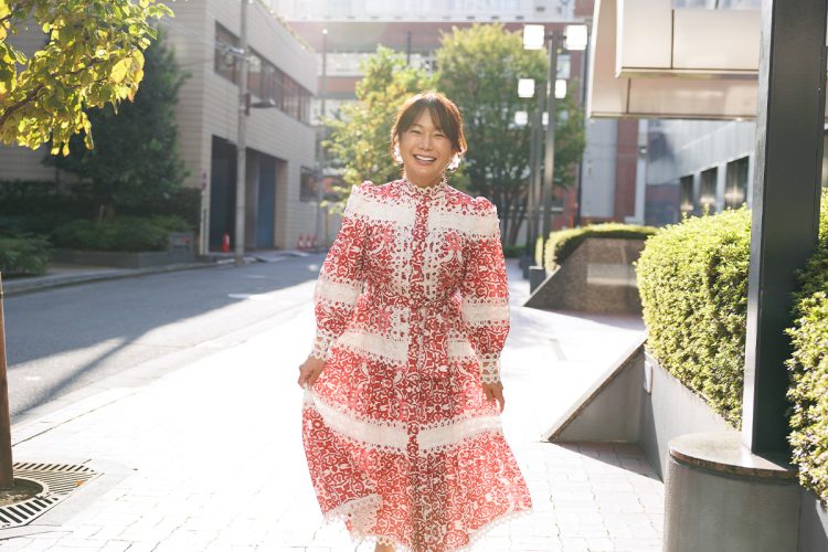 弾けるような笑顔と底抜けの明るさは、一瞬にしてその場を照らす