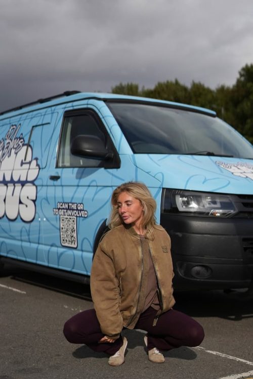 バスの前で開脚して座るボニー(インスタグラムより)