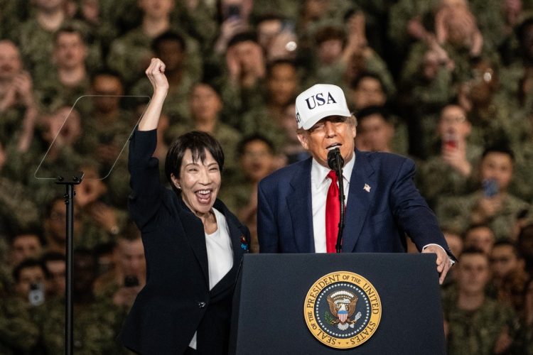 横須賀米海軍基地にある原子力空母「ジョージ・ワシントン」で演説するトランプ米大統領と高市早苗首相（AFP＝時事）