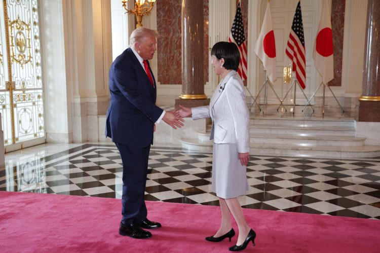 ドナルド・トランプ米大統領（左）を出迎える高市早苗首相＝２８日、東京・元赤坂の迎賓館［代表撮影］（時事通信フォト）