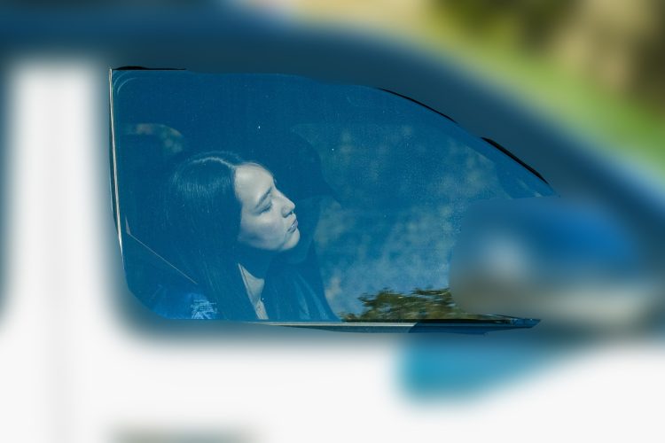 リラックスして大谷が運転する車に乗る真美子さん（現地目撃者提供）