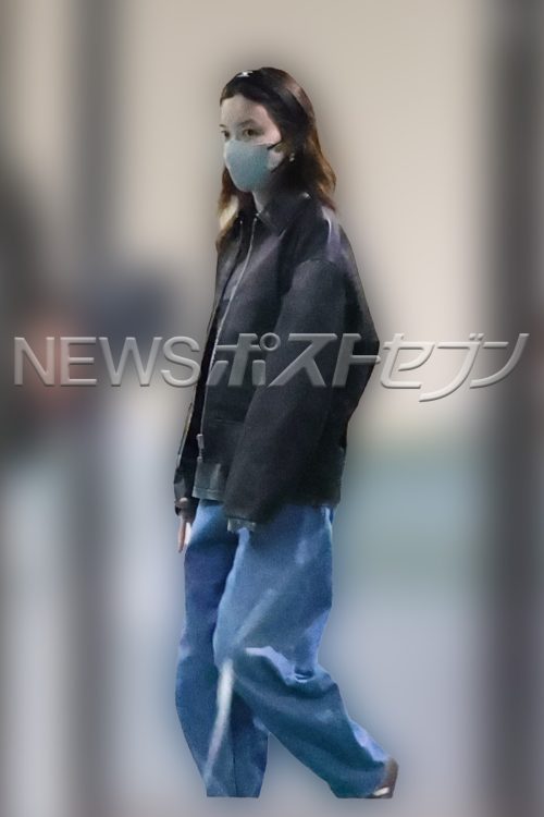 プラダのデニムパンツにレザージャケットを着用(2025年10月)