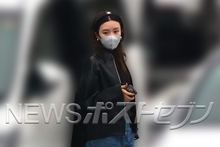 車から出てくる永野(2025年10月)