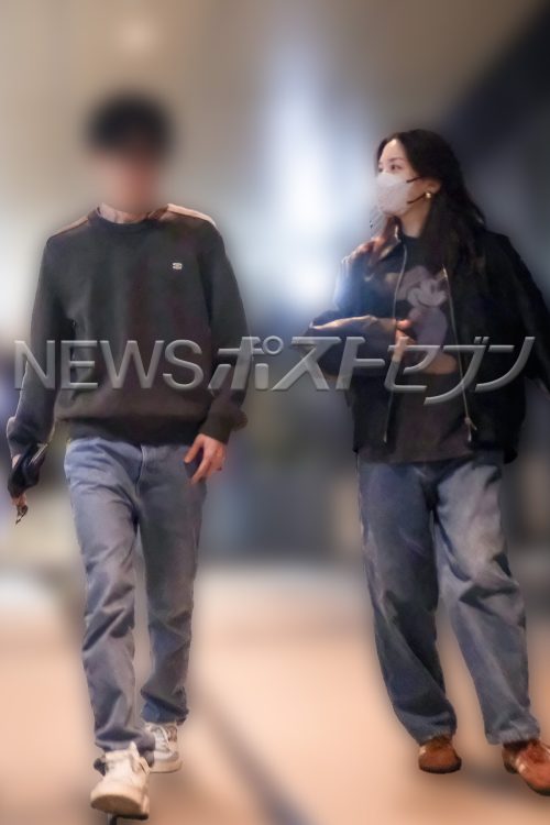 仲良く話す場面も(2025年10月)