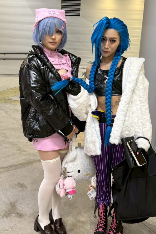 人気アニメのキャラクターに扮した