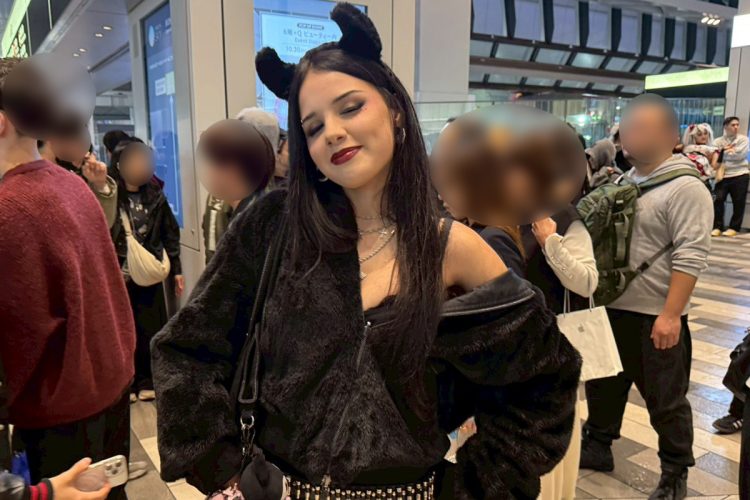 大雨の影響で屋根つきのスポットに人が密集