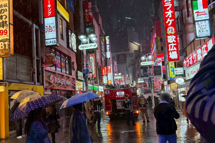 センター街には消防車も駆けつけた