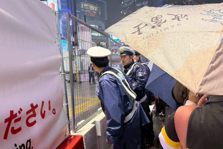 多くの警察官や警備員が誘導にあたった