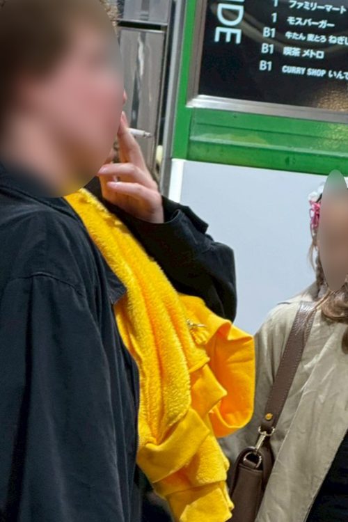 渋谷駅周辺の路上や公園など公共の場所では条例で喫煙や飲酒が禁止されているが、喫煙する人も多かった