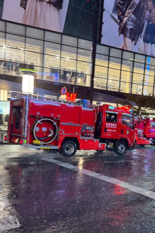 サイレンを鳴らして走る消防車