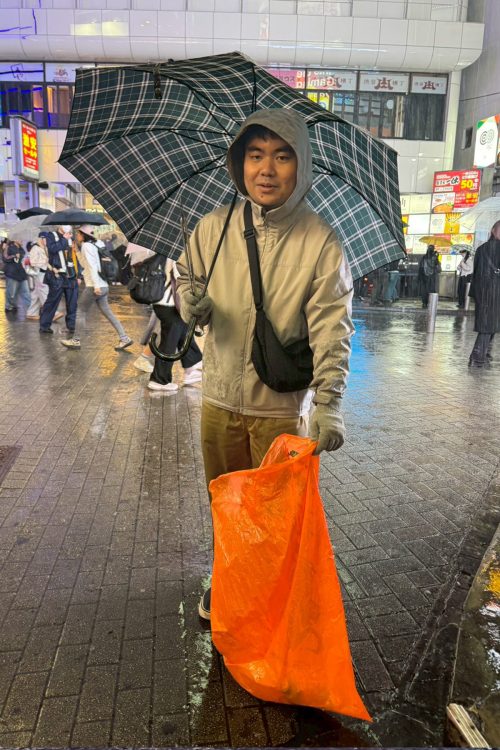 ボランティアでゴミ拾いをしている男性