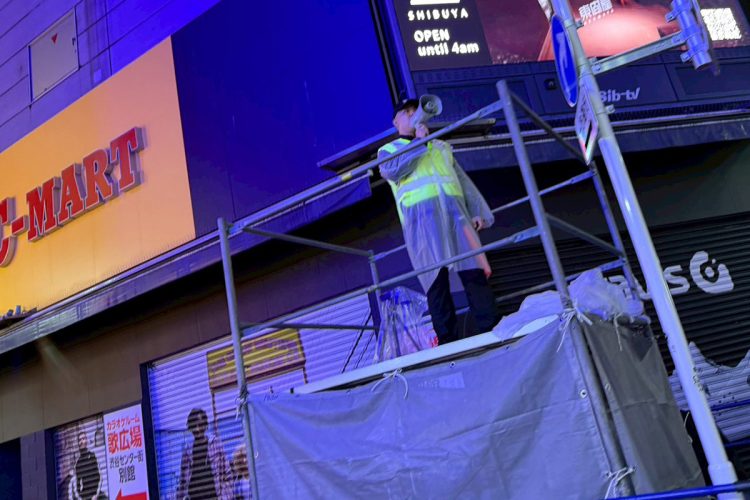 矢倉の上から誘導を行うスタッフ