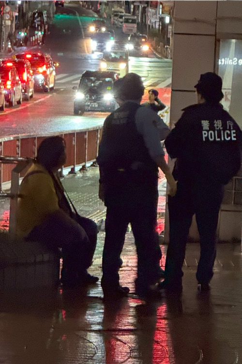 酒に酔い警察に取り囲まれる外国人の男性も