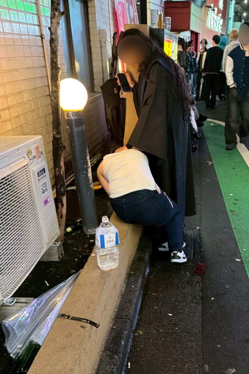 介抱する場面も