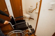 《失敗しない介護用リフォーム》玄関スロープ、手すり、トイレほか、“無駄な出費”にしないためのポイントを専門家が解説　「後で売却しにくくなる」リスクも考慮