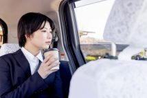 「まさかチゲ食べるの！？」タクシー運転手も驚いた乗客の車内飲食実例　“飲食禁止”のルールがなくても「におい」「汚れ」への心配も…大手タクシー会社の見解は