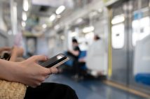 「プライバシー侵害です！」電車内でスマホを見ていた隣の女性が激怒　他人の“スマホ覗き見”は法的な問題になり得るのか、弁護士が解説