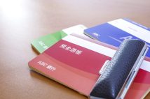「銀行に伝えると口座凍結されてしまうのでは…」親が認知症になったときの「お金の管理」の不安 家族が代理でお金を引き出せる「代理人カード」の活用を