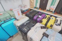 外国人客相手に繁盛するキャリーケース専門店のカオスな現場 「JAPAN QUALITY」という商品をよく見ると「MADE IN CHINA」の表記…中国人らしき店員に意味を尋ねても「さあ?」