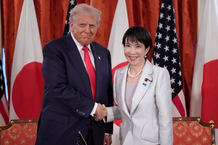 握手を交わすトランプ米大統領と高市早苗首相（写真／Getty Images）