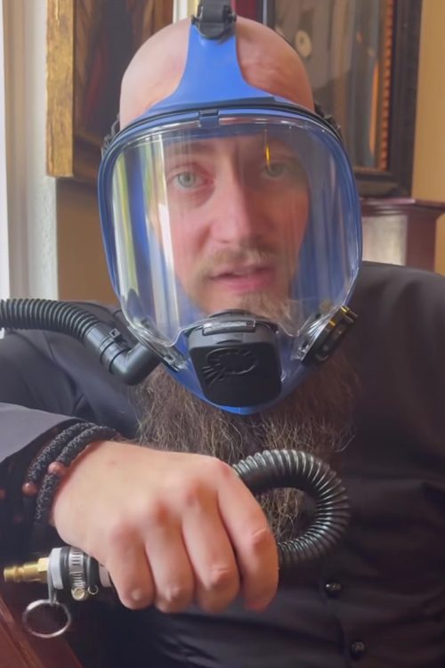 死刑で使用された実際のマスクと同じ型のレプリカ（調査団体のFacebookより）