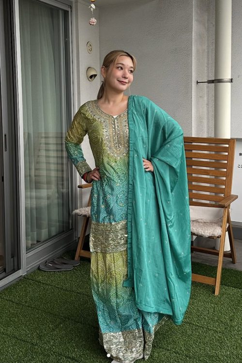 インドで買った服を着る高槻。「スーツ」と呼ぶらしい(本人のInstagramより)