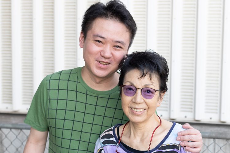 現在は母の鹿沼絵里さんと2人暮らし