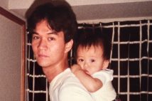 「俺とやれるところまで来い。待ってるよ」佐藤浩市の“言葉”を胸に22年…古尾谷雅人さんの長男・雅さんの現在「役者とコンビニでバイトしながら、朗読会の舞台に」