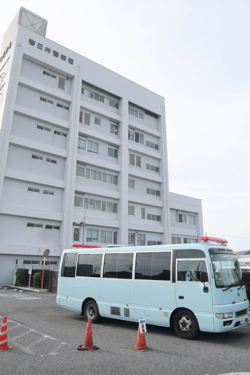 安福久美子容疑者を乗せた警察車両（時事通信フォト）